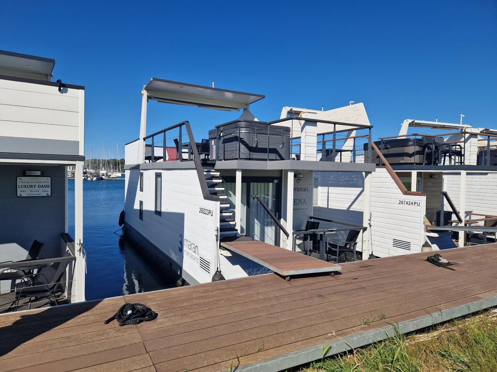 Botel Floating House Sena Pola